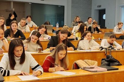 Rozhovory s dekanom a študentmi Pedagogickej fakulty UKF v Rádiu Regina STVR